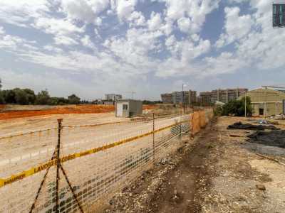 Ma ci basta percorrere qualche decina di metri per venire fermati da un muro di cemento che delimita il cantiere in corso del nodo ferroviario